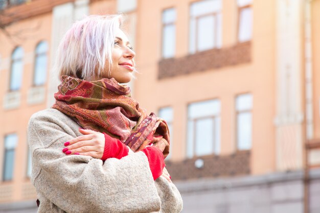 Photo young woman hugs herself