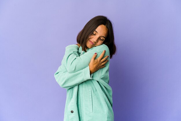 Photo young woman hugs, smiling carefree and happy