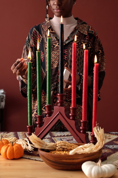 Foto giovane donna che accende sette candele