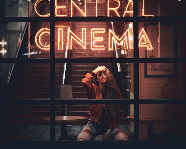 Photo young woman in illuminated building