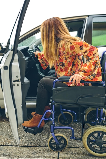 写真 車に乗る車椅子の若い女性