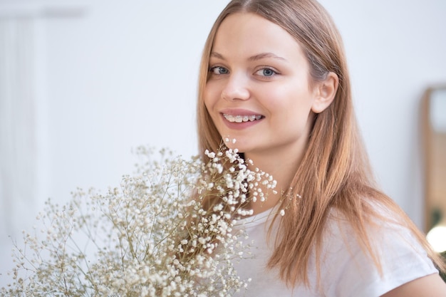 写真 ブラケットをかぶった若い女性