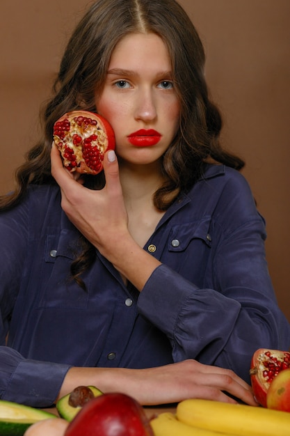 Фото Молодая женщина в группе фруктов. концепция здравоохранения и здорового питания.