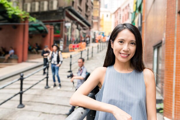 写真 ポッティンジャー通りの若い女性