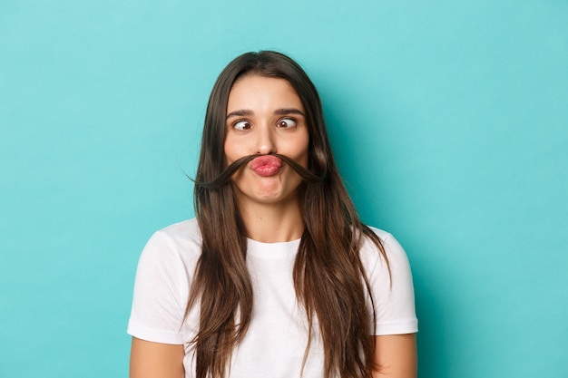 写真 白いtシャツのポーズで若い女性