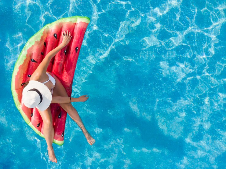 Photo young woman on an inflatable mat at the pool