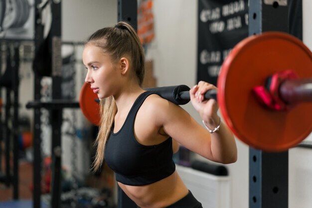 Foto una giovane donna è impegnata nel fitness in palestra