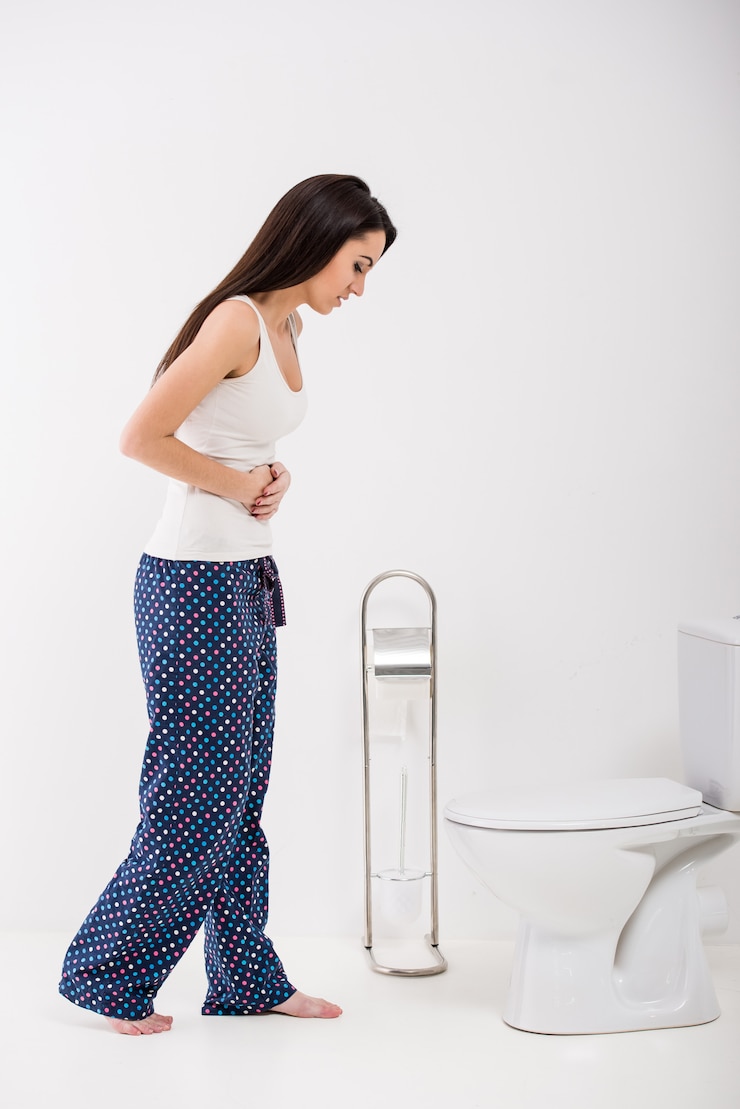 若い女性はトイレで気分が悪くなっています。