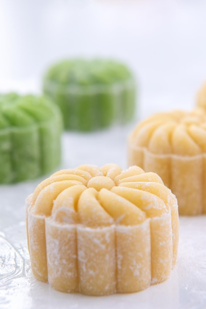 Photo young woman is making colorful snow skin moon cake recipe of sweet snowy mooncake traditional savory dessert for midautumn festival close up lifestyle