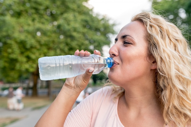 Photo young woman is refreshing outdoors