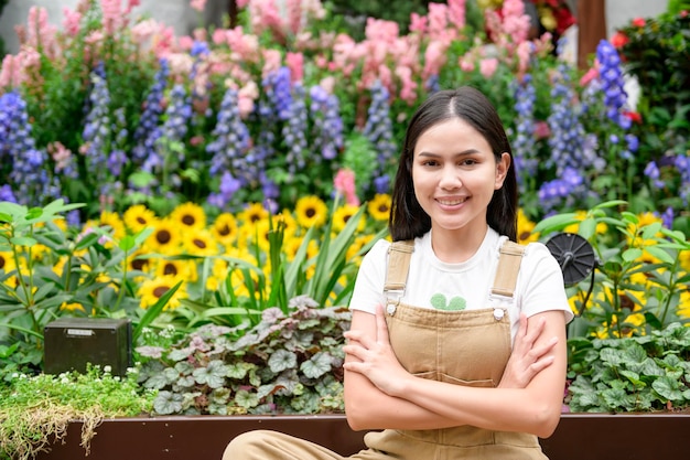 若い女性が彼女のフラワー ショップの中小企業のコンセプトで笑っています。