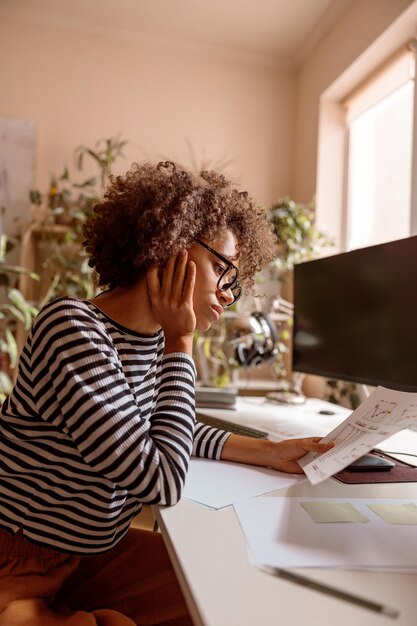 Foto la giovane donna sta studiando i documenti a casa