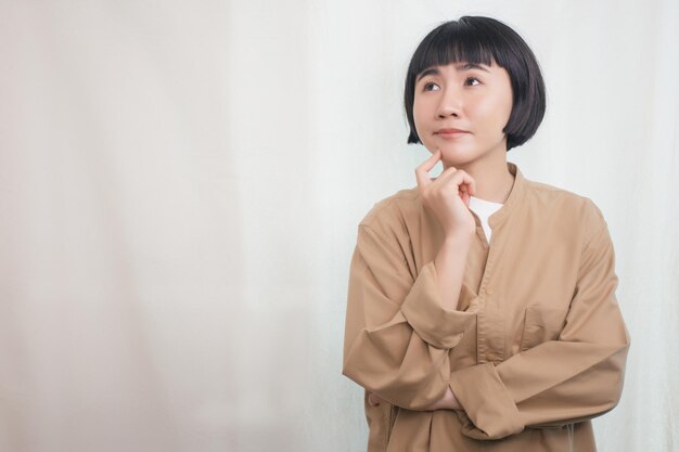 写真 若い女性が考えている