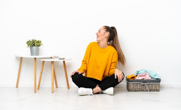 孤立した背景の上の若い女性