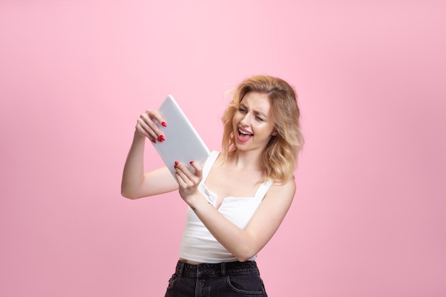 Foto giovane donna isolata su sfondo rosa studio, copyspace