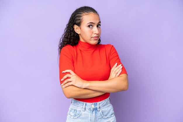 紫の背景に孤立した若い女性が肩を上げながら疑いのジェスチャーをしている
