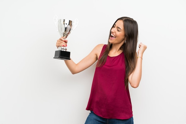 Foto giovane donna sopra bianco isolato che tiene un trofeo