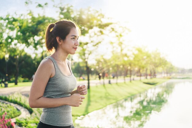 写真 公園でジョギングをしている若い女性