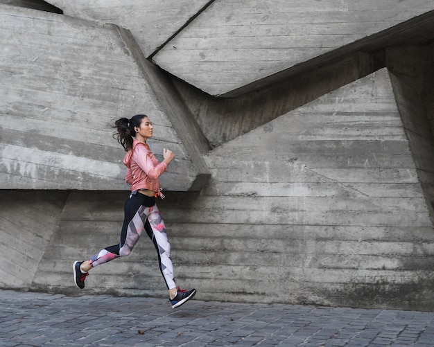 Photo young woman jogging outdoor