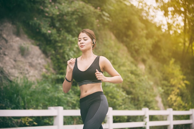 야외에서 조하는 젊은 여성