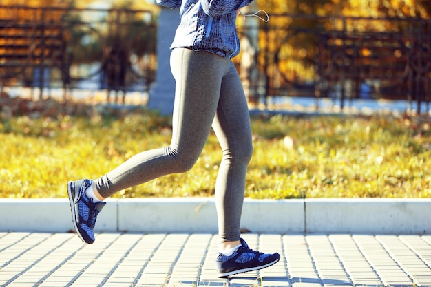 公園でジョギングする若い女性