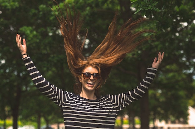 Foto la giovane donna che salta nel parco