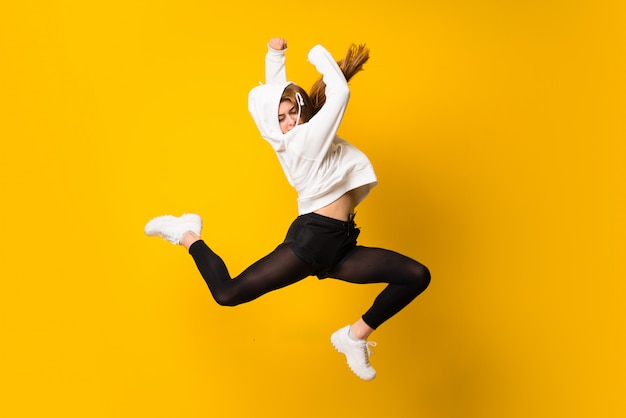 Photo young woman jumping