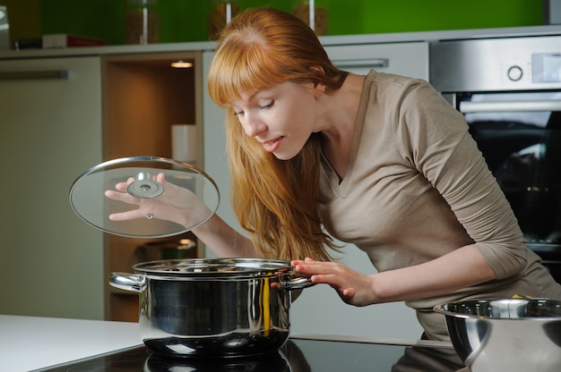 Foto giovane donna in cucina