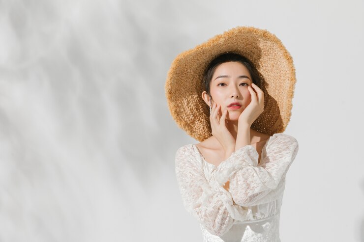 Photo 레이스 bodysuit에서 젊은 여자