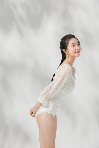 레이스 bodysuit에서 젊은 여자