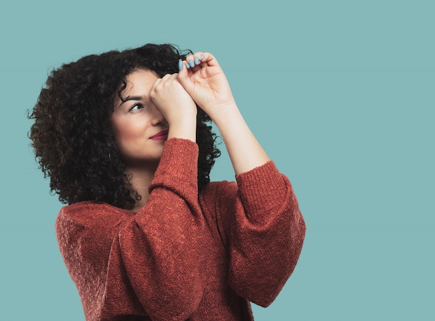 Photo young woman laughing and pointing