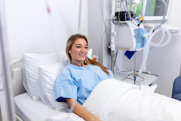 병원 병동 의학 건강 관리 및 검역 개념 여성 환자가 병원 병동에서 침대에 누워 있는 침대에 누워 젊은 여자