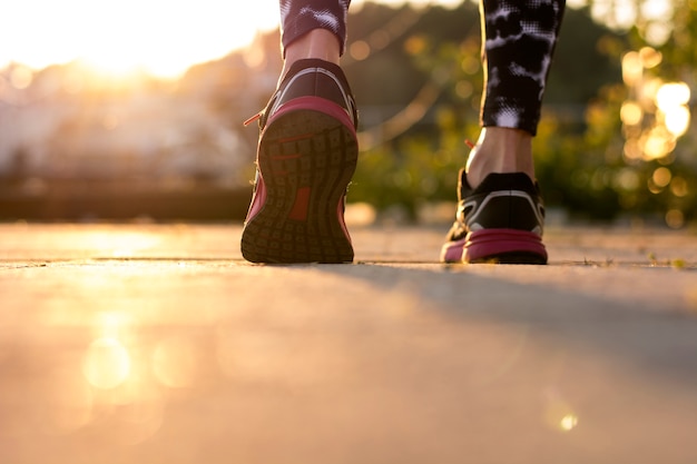 Giovane donna gambe mentre jogging