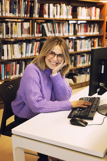 Foto giovane bibliotecaria che lavora in una biblioteca cittadina