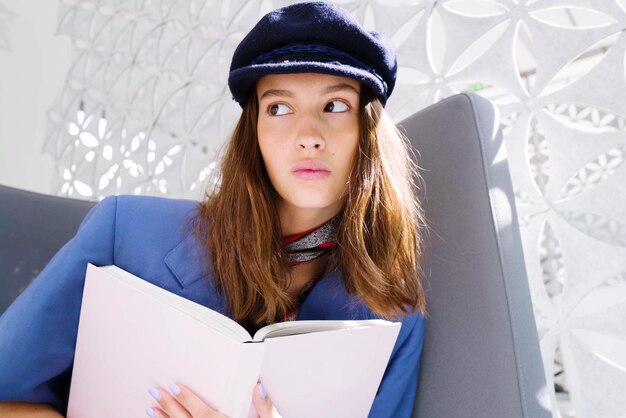 Foto giovane donna in biblioteca con i libri