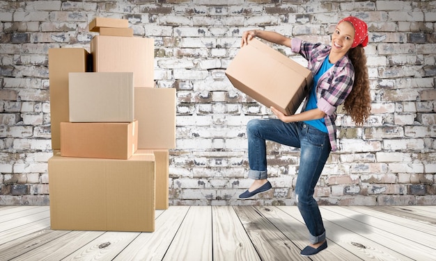 Photo young woman lifting box