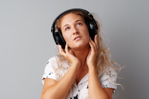 Young woman  listening to music with her headphones 