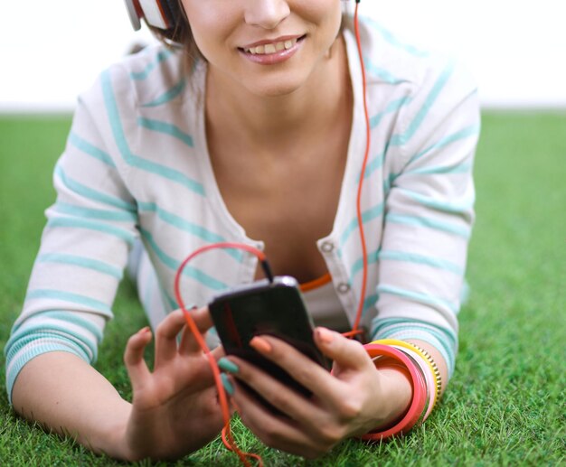 Photo young woman listening to the music young woman