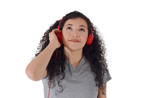 Giovane donna che ascolta la musica