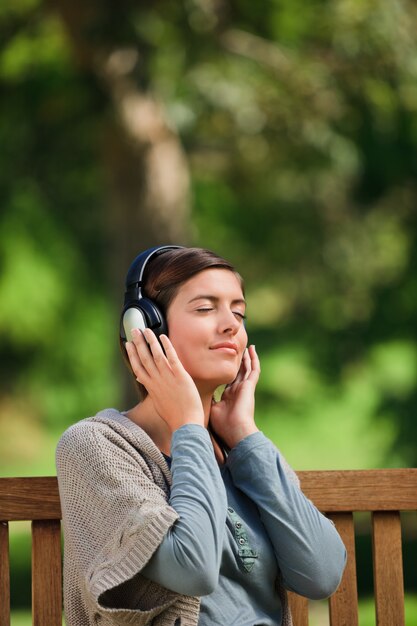 Foto giovane donna che ascolta della musica