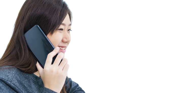 Photo 白い背景で携帯電話で話している長いの若い女性