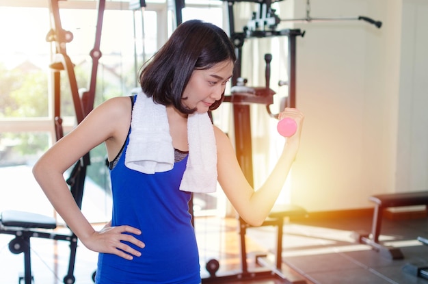 写真 カメラを見ている若い女性