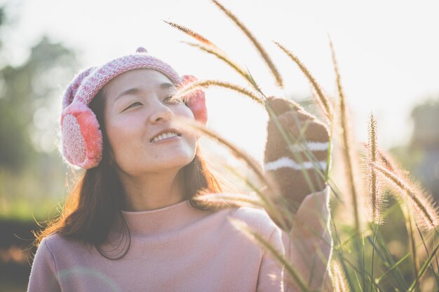 사진 하늘 을 배경 으로 식물 을 바라보는 젊은 여자