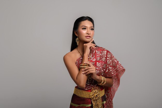 Photo young woman looking away against gray background