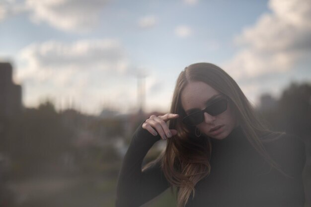 Photo young woman looking away against sky