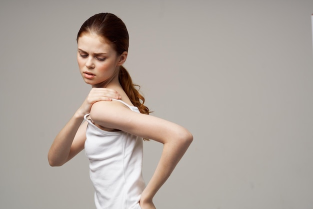 Photo young woman looking away against white background