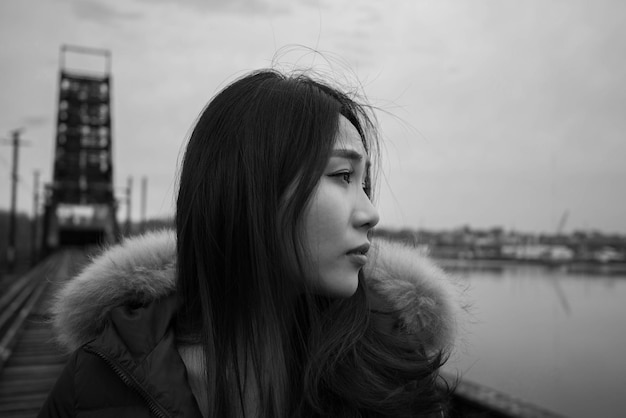 Photo young woman looking away in city