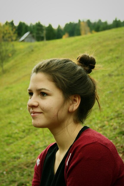 Foto giovane donna che guarda lontano sul campo