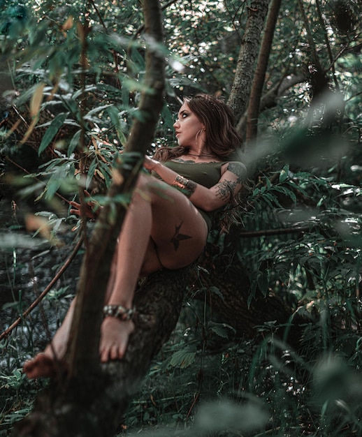 Photo young woman looking away in forest