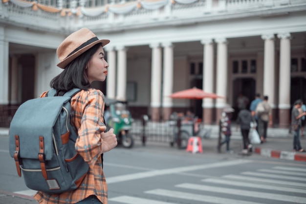 写真 若い女性が街を眺めている